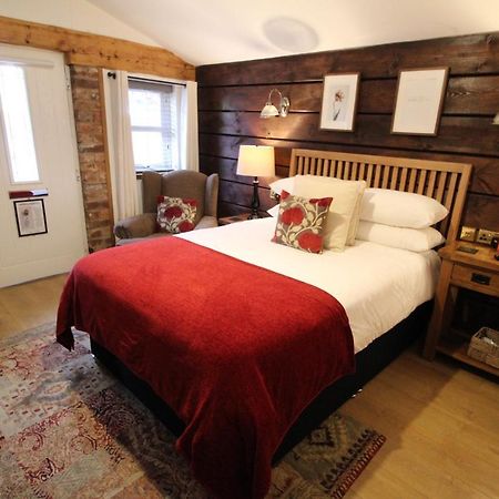 Boutique Garden Lodge @ The Larches Wolverhampton Bagian luar foto