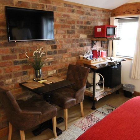 Boutique Garden Lodge @ The Larches Wolverhampton Bagian luar foto