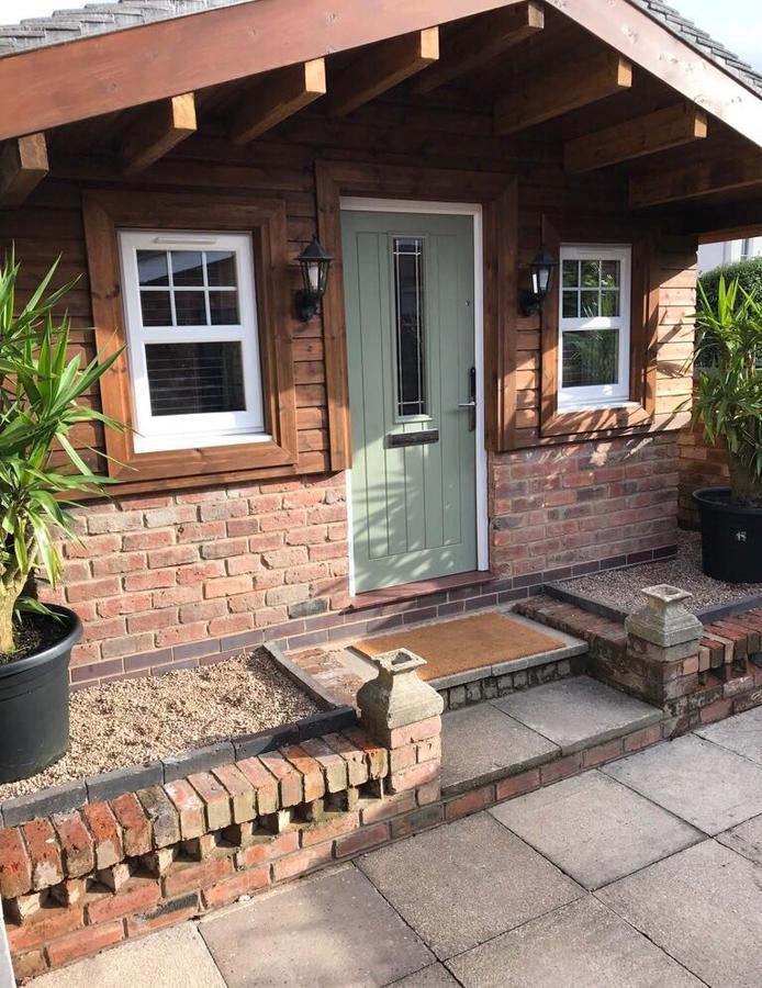 Boutique Garden Lodge @ The Larches Wolverhampton Bagian luar foto