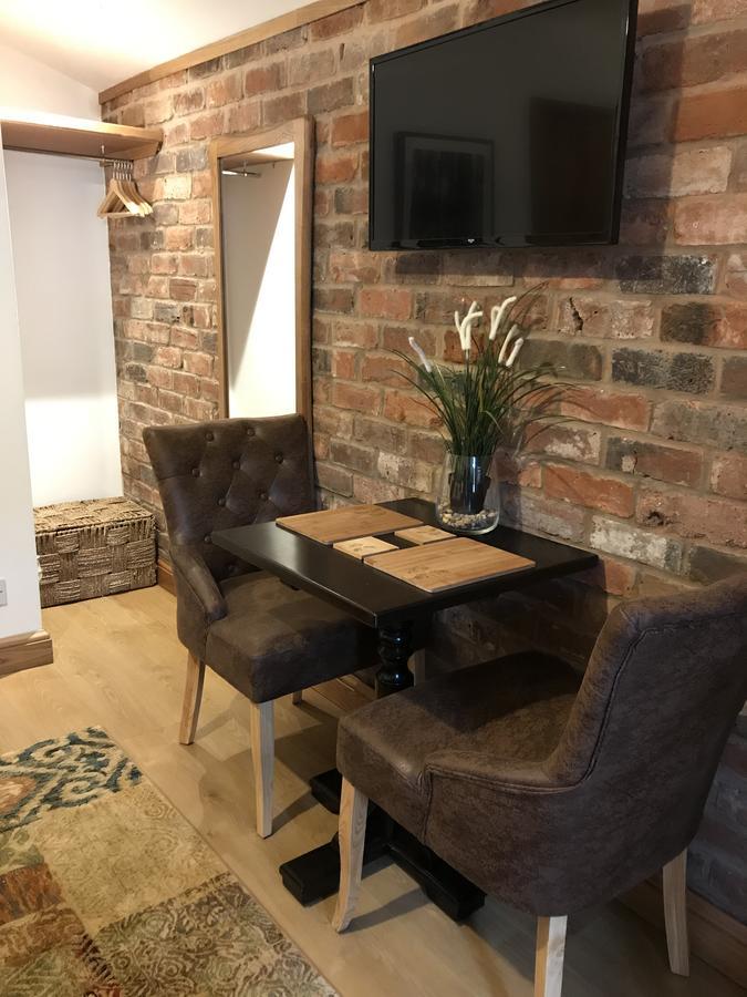 Boutique Garden Lodge @ The Larches Wolverhampton Bagian luar foto