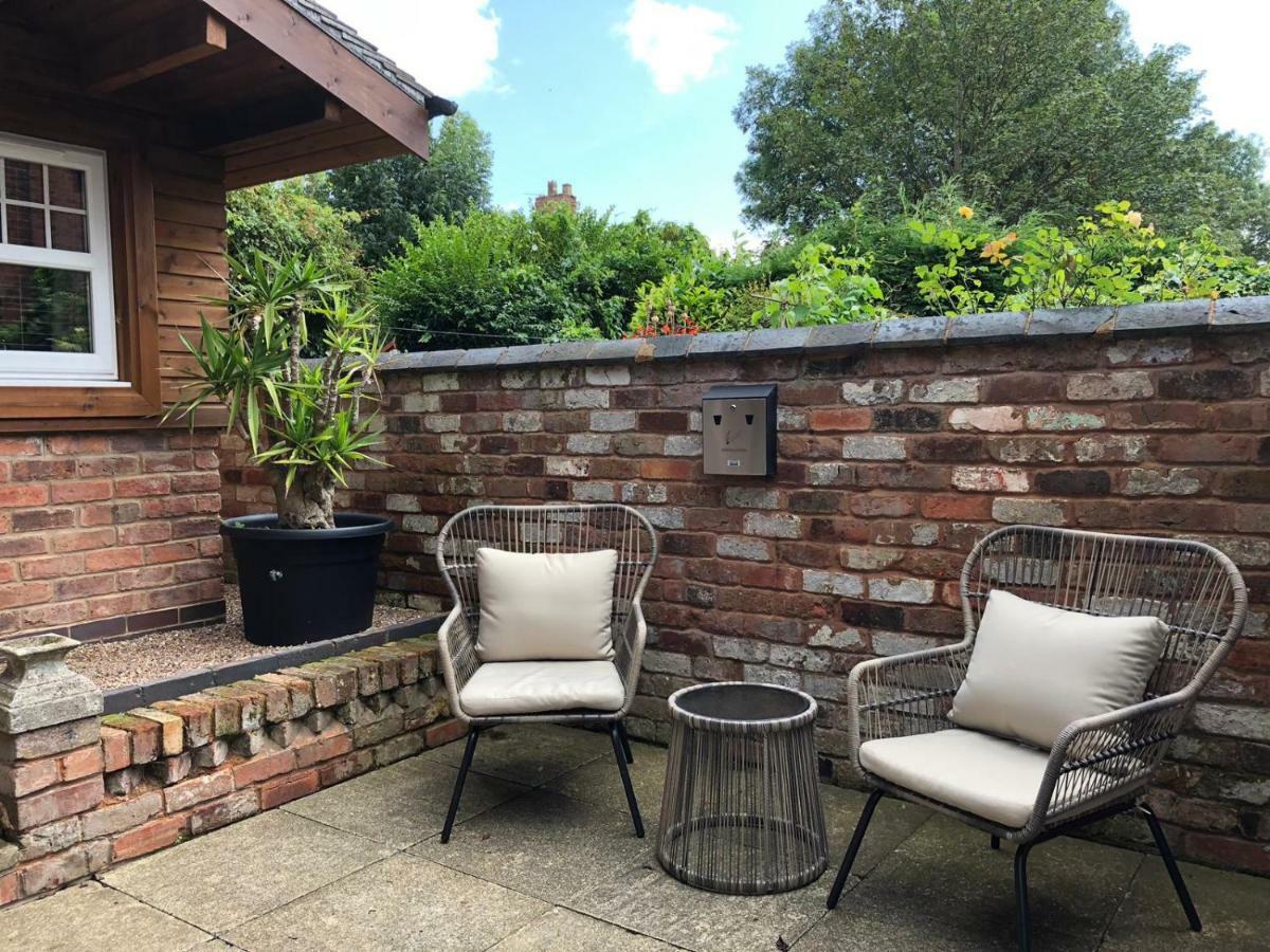 Boutique Garden Lodge @ The Larches Wolverhampton Bagian luar foto