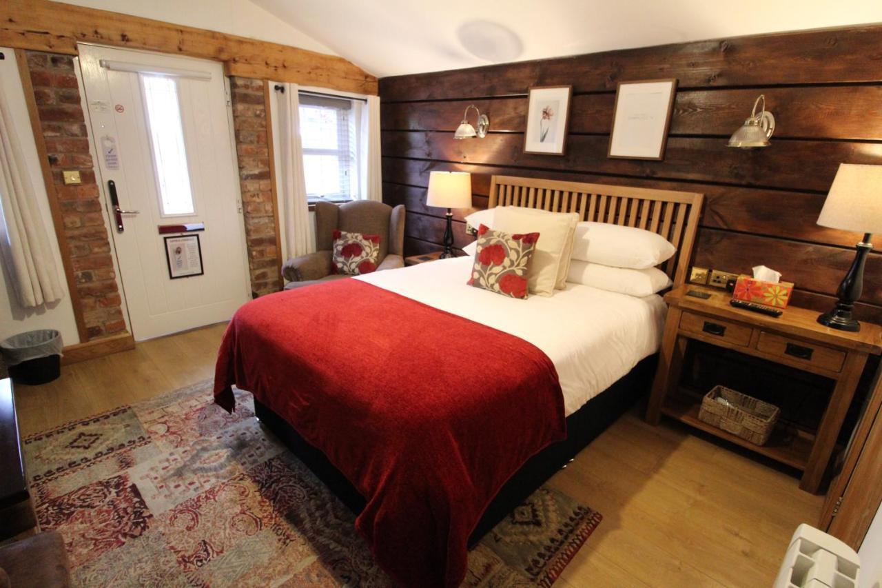 Boutique Garden Lodge @ The Larches Wolverhampton Bagian luar foto